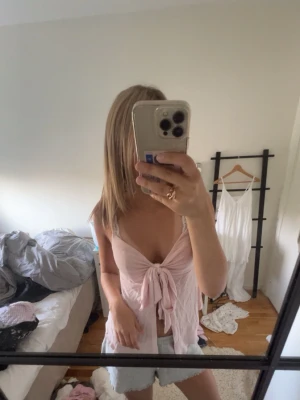 Ljusrosa linnetopp med knyt - Ljuset får det se ut som att de är fläck på tröjan!  Jag står inte för frakt, tar gärna emot bud under det satta priset för kompromiss!💗   Allt jag säljer är i stort sätt i nytt skick för ett lägre pris, kolla in resten av mina artiklar i min profil!