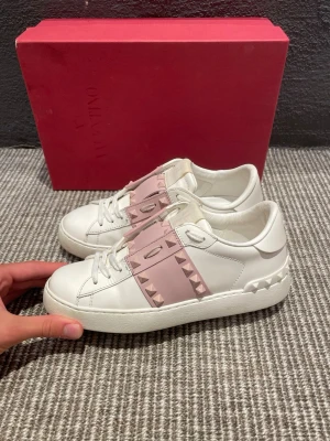 Valentino skor  - Hej, säljer nu dessa svin snygga valentino skor. Skorna är i grymt skick!  Begränsat antal boxar och dustbag. Hör av dig vid frågor.