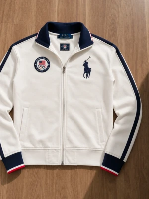 Ralph Lauren tröja - Tjena! Jag säljer en riktigt snygg Ralph Lauren tröja. Den är i rätt så bra skick men är lite missfärgad på ärmarna (se bild)😁 Den är självklart äkta✅ Skicka om du har några frågor☺️
