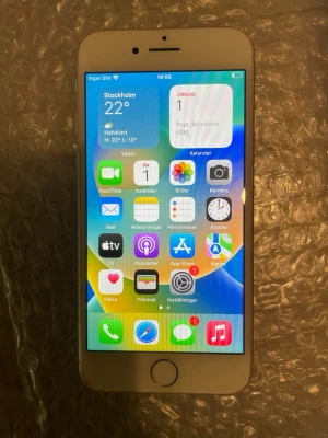 iPhone 8 med iOS-version 16.7.16. Modellnamn MQ6H2QN/A. Batterikapacitet på 86%. - iPhone 8 med iOS-version 16.7.16. Modellnamn MQ6H2QN/A. Batterikapacitet på 86%.