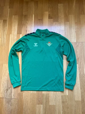 Real Betis träningströja  - En fin Real Betis träningströja från 23/24 säsongen. Tröjan är knappast använd, Skick 9,5/10 Inga defekter! Storlek - 176