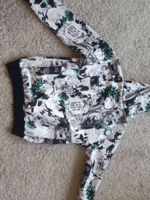 MHA hoodie, deku - En hoodie med deku från My Hero accademia. Används mindre än 10 gånger.  Gjord i Italien.