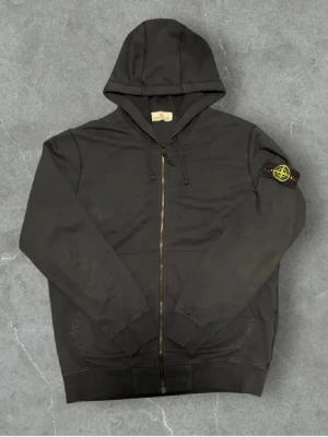 Stone Island Zip Hoodie, Mörkblå -  Mörkblå zip hoodie från Stone Island, kvitto finns!✌🏻 