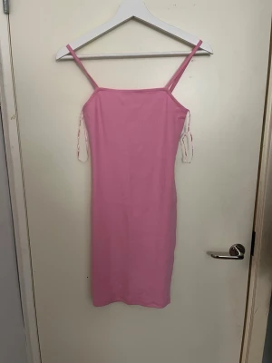 Rosa kort klänning  - En jättefin rosa kort klänning som är princip ny, knappt använd.💕