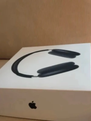 AirPods Max från Apple - Säljer mina AirPods Max då de inte kommer till användning. De är från 2024, jag har inget kvitto då det var en present. Jag har alla andra bevis på att de är äkta så skriv om ni vill ha bevis💗💗