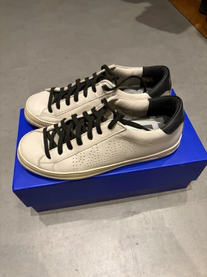 P448 skor  - P448 skor i storlek 42. Köpte för 2700kr, säljer för 900kr.