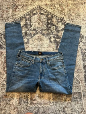 Blå jeans från Lee - Säljer ett par klassiska stilrena blå jeans från Lee. Storlek 31/32. 