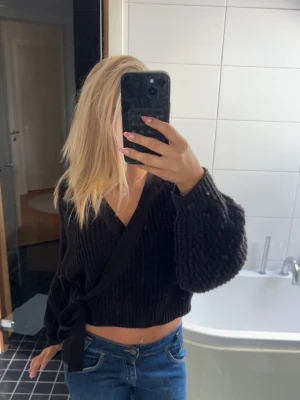 Omlottröja - Köpt från sellpy, annars ej använd! Storlek M men sitter även som S!