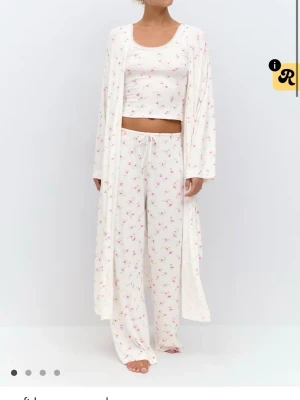 Vit pyjamas med blommigt mönster - SÖKER S/M