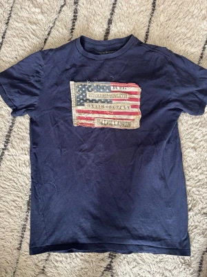 Ralph Lauren Denim & Supply - Marinblå Denim & Supply t-shirt i storlek S. Mycket bra skick, knappt använd. 