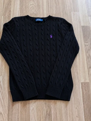 Stickad Ralph Lauren tröja - Tjena, jag säljer en riktigt snygg stickad Ralph Lauren tröja☺️ Den är i mycket bra skick och har inga fläckar eller skador😁 Den är självklart äkta✅ Skicka om du har några frågor😄 Den är storlek L men passar mer XS!