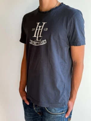 Mörkblå t-shirt Henri Lloyd | L - Snygg mörkblå t-shirt från Henri Lloyd med tryck framtill och klassisk rund hals. | Skick: Mycket bra | Strl: L (liten i storleken, sitter som M | Pris diskuterbart | Hör av dig vid funderingar⁉️ 