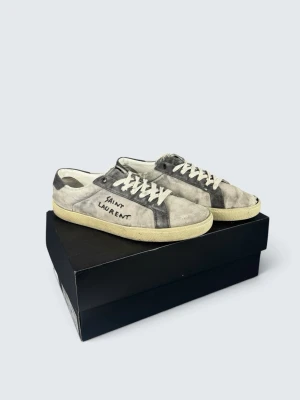 Saint laurent sl/06 sneakers - Skick: 7/10, har lagats. | Ingår: Skorna och box. | Nypris: +- 7700 SEK. | Givetvis äkta! Hör av er vid frågor.