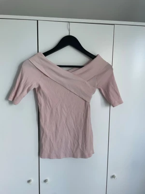 rosa topp - superfin rosa topp med en crossover detalj upptill 💓 strl M men passar även S!! kom privat för frågor
