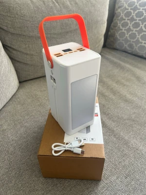 Helt ny 160.000 mAh powerbank! (Först till kvarn!) - Oanvänt – Helt ny i förpackning! Garanterat billigast i hela Sverige! (Nypris/st: 2000-3000kr)  Med denna 160.000 mAh superkraftiga powerbank behöver du aldrig oroa dig för att batteriet tar slut – perfekt för resor, arbete, camping och nödsituationer!  Det bästa med denna powerbank:  USB-C för snabbladdning – ladda dina enheter extra snabbt. 7 uttag (inklusive 2st inbyggda kablar) – kan ladda upp till 7 enheter samtidigt. Stor kapacitet – laddar mobilen många gånger om, vanlig iPhone 30-40 gång
