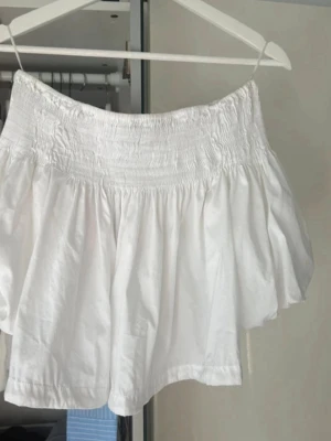 Vit offshoulder blus med resår - Säljer en luftig vit offshoulder blus med bred resår upptill. Från Zara 