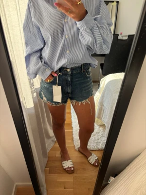 Jeansshorts  - Säljer dessa helt nya jeanshortsen från Zara med prislappen kvar!💕