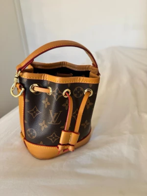 Bucket bag  - säljer denna otroligt fina och stilrena bucket bagen. Aldrig använt😊 skriv för fler bilder!