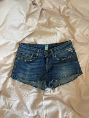Blå jeansshorts med detaljer - Jeansshorts med snygga detaljer! Storlek W27