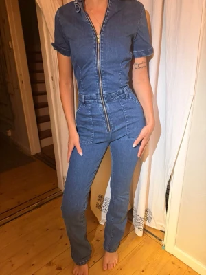 Jeans Dräkt - En super fin jeansdräkt från Mango. Använd några fåtal gånger men det är inget som syns.💛