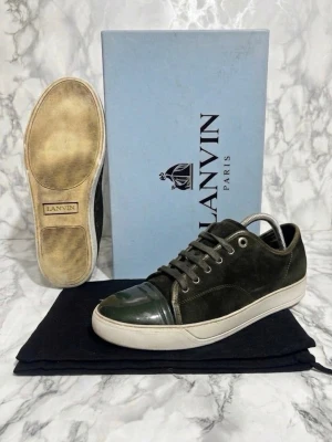Lanvin cap toe DBB1 - Säljer ett par Lanvin DBB1 i fint skick. Storlek: 41 men passar 43 då dem är sönder inuti hälen Skick: 9,5 utvändigt invändigt sämre, endast hälen på båda som är sönder så passar 1-2 storlekar större Färg: brun/svart 📦 Ingår: Allt OG 💰 Pris: 2199  kr Snabb affär prioriteras – seriösa bud välkomna. Skriv gärna för fler bilder eller frågor. 