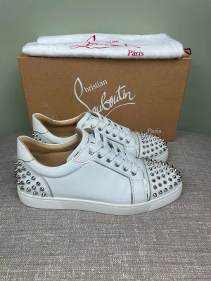 Christian Louboutin skor - Hej, säljer nu dessa svin snygga Christian Louboutin skor. Skorna är i grymt skick! Begränsat antal boxar och dustbag. Hör av dig vid frågor. 