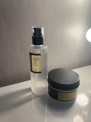 COSRX Snail 96 Mucin Power Essence -  K-beauty som passar för torr hud som behöver fukt jag har användt lite och man får sjukt fint glow och den passar för alla hudtyper de är nästan helt fyllda. 