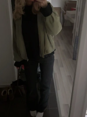 Svarta / stentvättade jeans - Säljer dessa wide leg jeans från Zara! Dessa är lågmidjade. Jag säljer pga att de har blivit för stora för mig, de är i storlek 38. Passar storlek 38-40. Skriv för mer bilder eller frågor!!❤️