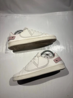 Valentino skor - Hej! Säljer nu mina skor från märket Valentino, storlek 39 bra skick, allt på bilden ingår. Tveka inte på att höra av dig om du har frågor eller funderingar kring skorna! 