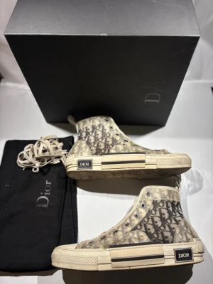 Dior skor  - Hej! Säljer nu mina skor från märket Dior, storlek 43 bra skick, allt på bilden ingår. Tveka inte på att höra av dig om du har frågor eller funderingar kring skorna! 