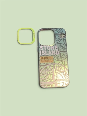 Stone island inspererad mobil skal - Stone Island-inspirerat mobilskal för iPhone 13 Pro. Helt nytt i förpackning. Bra passform och snygg design. Skickas snabbt.