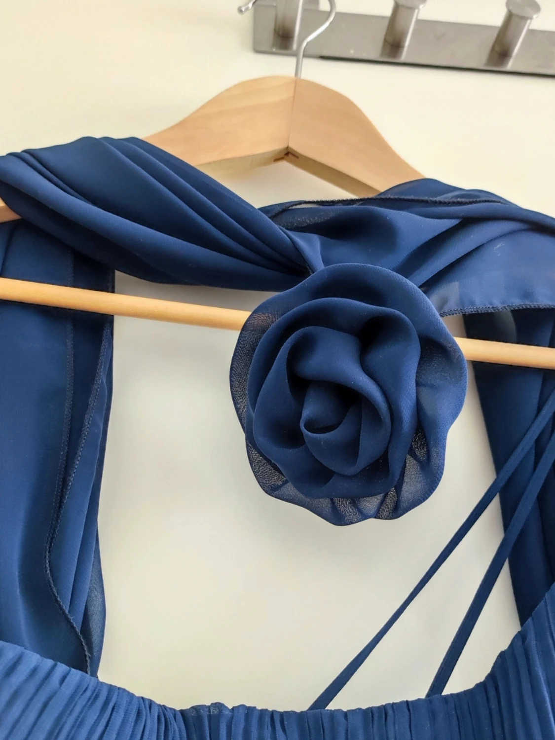 Marinblå klänning med rosdetalj - 1