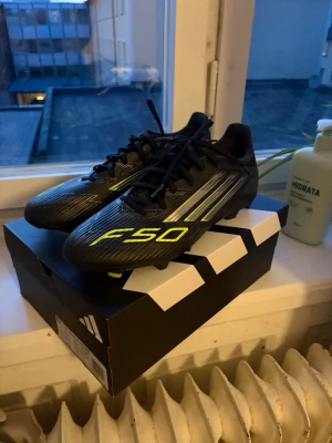 Adidas F50 League  - Ett par Adidas F50 använda endast ett par gånger, säljs då jag inte spelar. Det är i klass league vilket funkar för både konstgräs och vanligt. Strlk 44