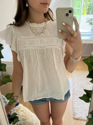 Vit blus från Vero Moda - Supersöt vit blus från Vero Moda. Endast använd ett fåtal gånger💗 Nypris: 299 kr
