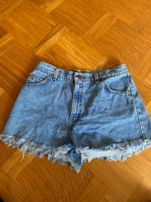 Levis jeansshorts  - Fina jeans short från Levis. Storlek framgår inte på plagget men enligt mätningar motsvarar dom storlek W32.