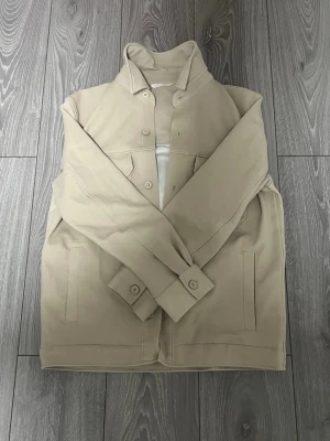 Beige overshirt - Använd 2-3 gånger och i nästan nytt skick , pris kan diskuteras . Tjockt material som håller dig varm