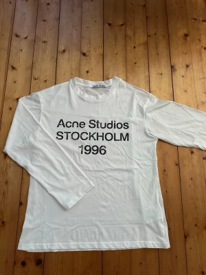 Acne Studios long sleeve - Denna eftertraktade Vita Acne Studios long sleeve tröja säljs nu i rent och fräscht skick ⚪️Riktigt stilig passar till ungefär allt, dessutom skönt material tillverkat av Acne Studios ⚪️ Tveka inte att skriva vid fundering! 🤝😊