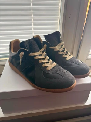 Maison margiela strl 43 - Ett par fina maison margielas. De är i storlek 43 och passar bra, skick är 8/10 lite små skador men mest creased. Haft de ett år annars är de bra och kommer med lådan, dustbag och kvitto (ÄKTHETSBEVIS). Skriv om du har någon fundering✅👌