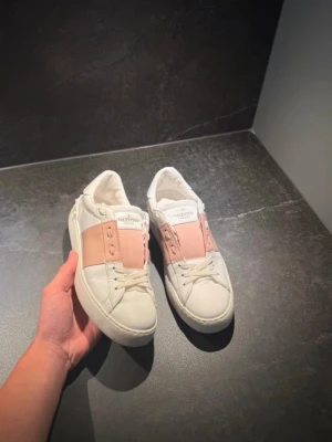 Valentino Opens - Tjena! Säljer nu dessa riktigt snygga opens från Valentino. Skorna är i utmärkt skick och är självklart äkta! Hör av er vid frågor och funderingar!🙌