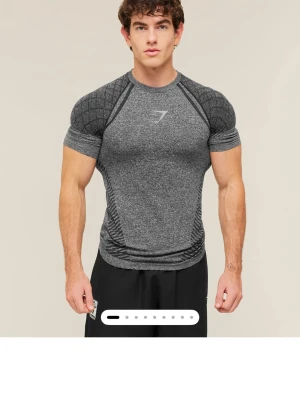 Gymshark devant seamsless T-shirt  - Jag fick tag i devant seamsless T-shirt black storlek large. Skickar så fort jag får hem dem 