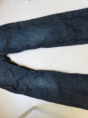 Mörkblå raka jeans från G-star - Säljer ett par mörkblå jeans från G-star. Dom är åt baggy/ flared hållet men inte så bra på att definiera sånt på jeans. Hör av dig vid intresse! 