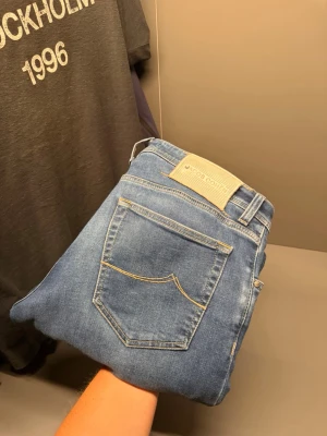 Jacob cohen jeans nyaste modellen - Säljer nu dessa jacob cohen jeans. Detta är den senaste modellen. Nypris 5500kr. Modell: nick slim. Size:34. Midja 44cm längd 101cm. Skriv vid intresse 🤩