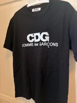 Svart CDG t-shirt  - Svart t-shirt från Comme des Garçons i storlek M