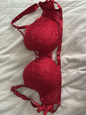 Intimissimi bh - Säljer denna röda bh från intimissimi. Aldrig använd 