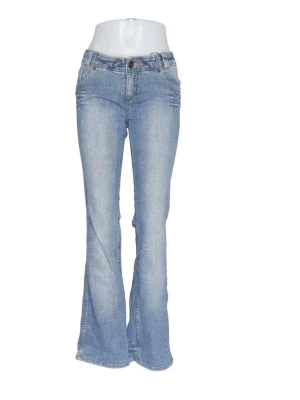 Ljusblå bootcut jeans - Säljer ett par ljusblå bootcut jeans med snyggt broderi på bakfickorna. Jeansen är lågmidjade och endast använda ett fåtal gånger! Fråga om ni vill ha fler bilder eller mått