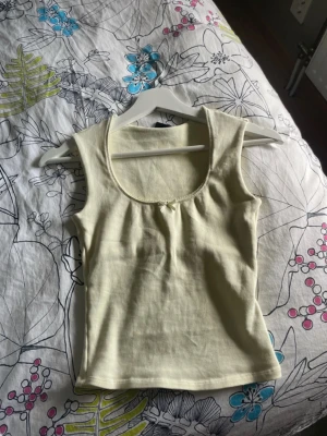 Somrigt gult linne med rosett - Supersött linne från Gina i storlek xs! I nyskick, knappt använd 🥰🫶🏻 I ljusgul/butteryellow, går ej att köpa längre 