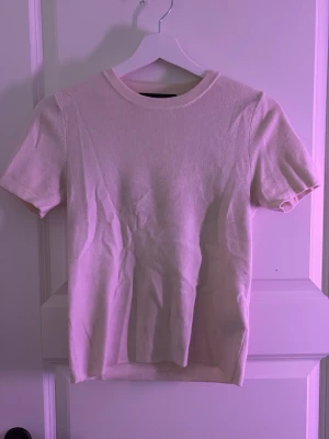 stickad t-shirt - ser lite konstig ut på bilden för att den har legat ner vikt i min garderob så länge men en jättefin stickad t-shirt från zara. storlek xs men passar xxs-s