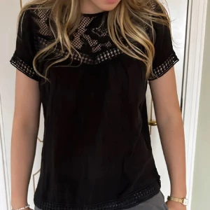 Svart blus - Säljer den här super snygga svarta toppen som är perfekt för en middag eller fest, med coola detaljer. Säljer då den inte kommer till användning, den har använts fåtal gånger och är i ny skick. Jag kan stå för frakten, skriv till mig om du vill ha mer information eller flera bilder!❤️