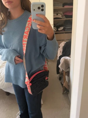 Stella mccartney väska - Snygg mörkblå axelväska från Stella McCartney i bra skick har inga defekter!🩷 hör av dig vid fler frågor