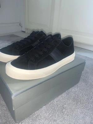 Tom Ford skor  - Tom Ford skor i storlek 43. Kom gärna med frågor. Priset är inte hugget i sten 